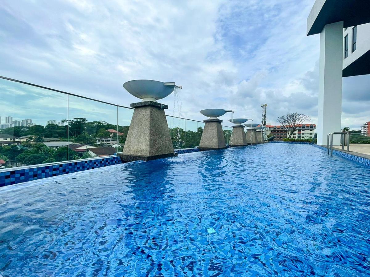 Ramada Suites By Wyndham The Straits Джохор-Бару Экстерьер фото