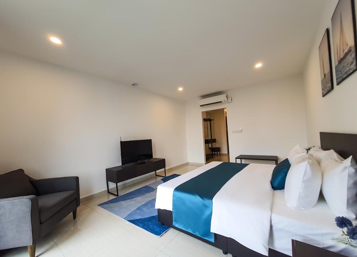 Ramada Suites By Wyndham The Straits Джохор-Бару Экстерьер фото