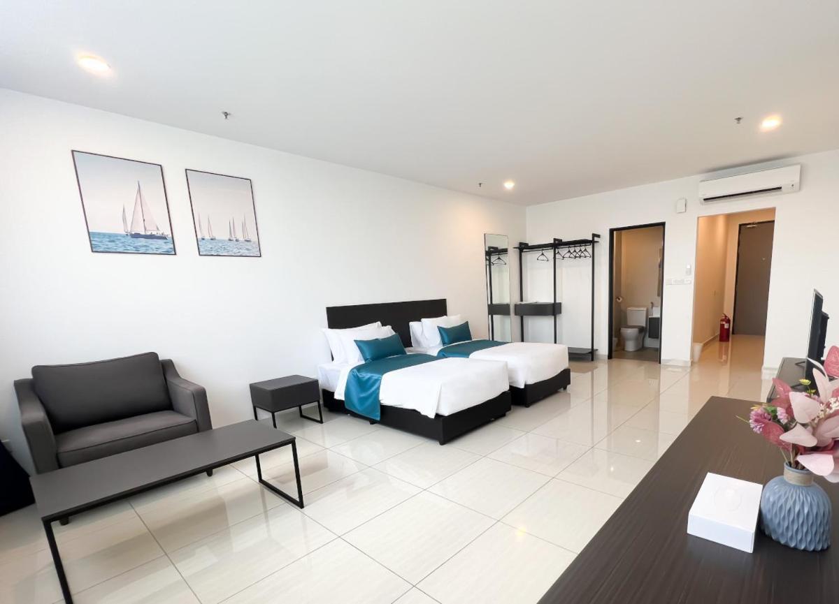 Ramada Suites By Wyndham The Straits Джохор-Бару Экстерьер фото